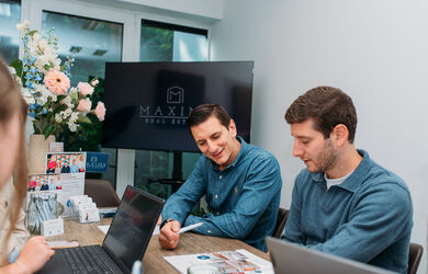 Are you hesitating between selling your home on your own or going through a real estate agent?