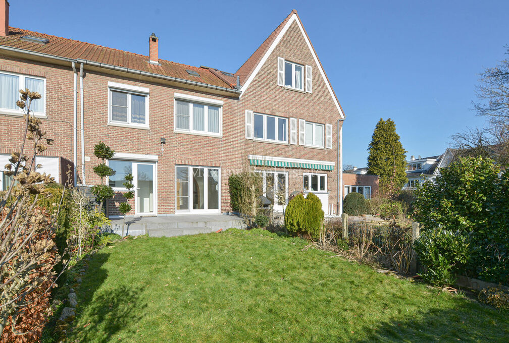 Maxime Real Estate presents a charming house in a quiet area (Chant d'Oiseau) near the parc of Woluwe.

It is centrally located near public transport, schools, shops and has an easy connection to the center of Brussels.

The bel-etage house (+/- 172m² ac