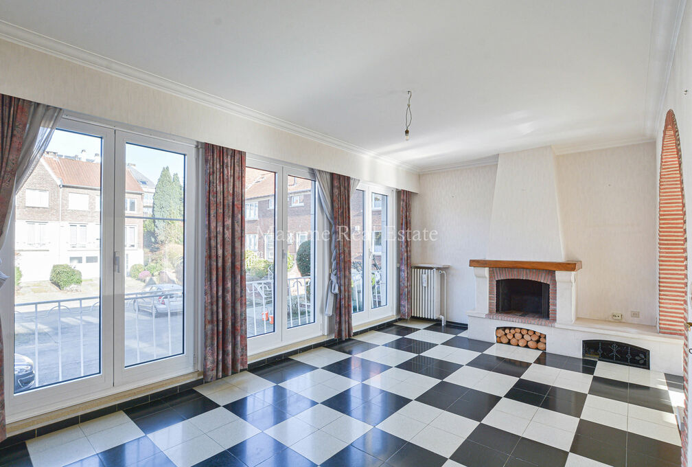 Maxime Real Estate presents a charming house in a quiet area (Chant d'Oiseau) near the parc of Woluwe.

It is centrally located near public transport, schools, shops and has an easy connection to the center of Brussels.

The bel-etage house (+/- 172m² ac