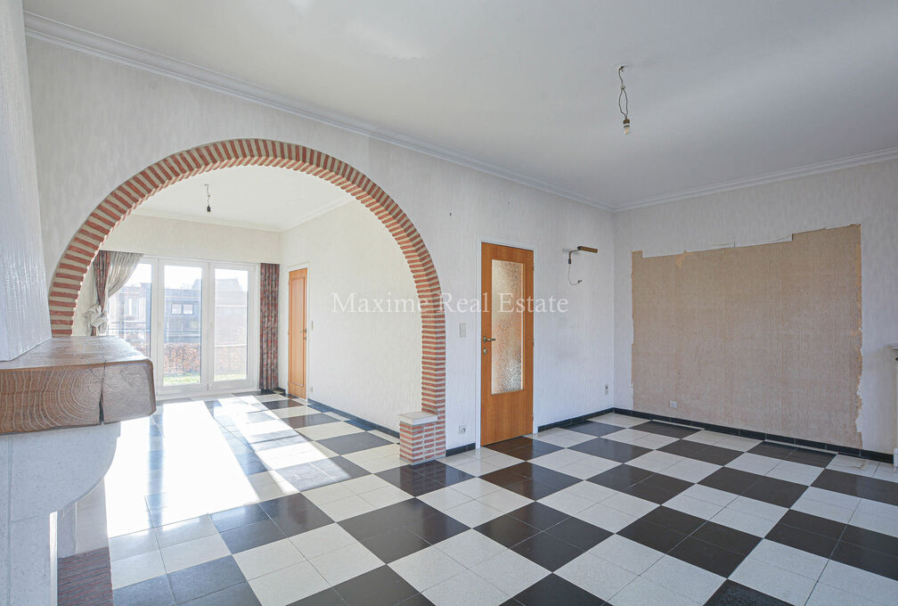 Maxime Real Estate presents a charming house in a quiet area (Chant d'Oiseau) near the parc of Woluwe.

It is centrally located near public transport, schools, shops and has an easy connection to the center of Brussels.

The bel-etage house (+/- 172m² ac