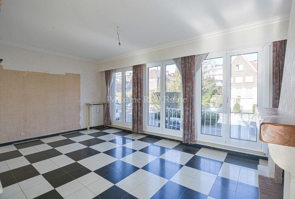 Maxime Real Estate presents a charming house in a quiet area (Chant d'Oiseau) near the parc of Woluwe.

It is centrally located near public transport, schools, shops and has an easy connection to the center of Brussels.

The bel-etage house (+/- 172m² ac