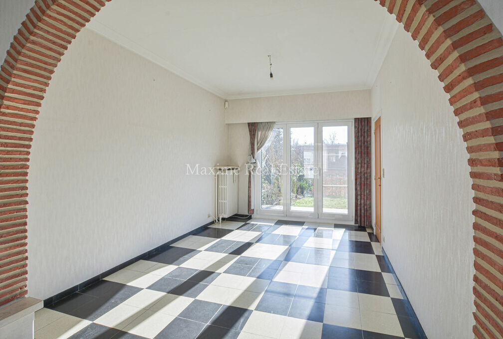 Maxime Real Estate presents a charming house in a quiet area (Chant d'Oiseau) near the parc of Woluwe.

It is centrally located near public transport, schools, shops and has an easy connection to the center of Brussels.

The bel-etage house (+/- 172m² ac