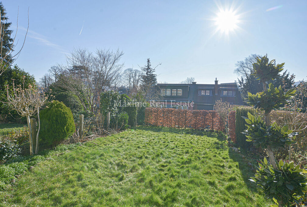Maxime Real Estate presents a charming house in a quiet area (Chant d'Oiseau) near the parc of Woluwe.

It is centrally located near public transport, schools, shops and has an easy connection to the center of Brussels.

The bel-etage house (+/- 172m² ac