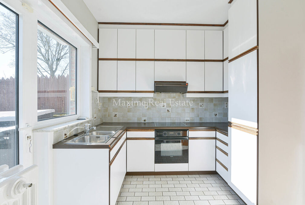 Maxime Real Estate presents a charming house in a quiet area (Chant d'Oiseau) near the parc of Woluwe.

It is centrally located near public transport, schools, shops and has an easy connection to the center of Brussels.

The bel-etage house (+/- 172m² ac
