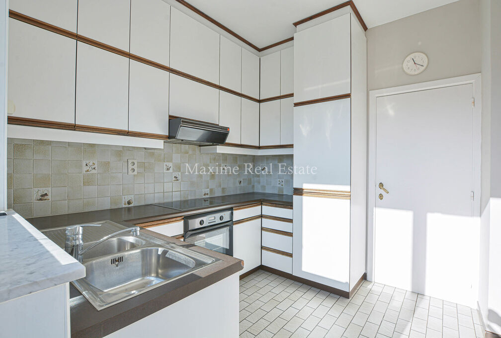 Maxime Real Estate presents a charming house in a quiet area (Chant d'Oiseau) near the parc of Woluwe.

It is centrally located near public transport, schools, shops and has an easy connection to the center of Brussels.

The bel-etage house (+/- 172m² ac