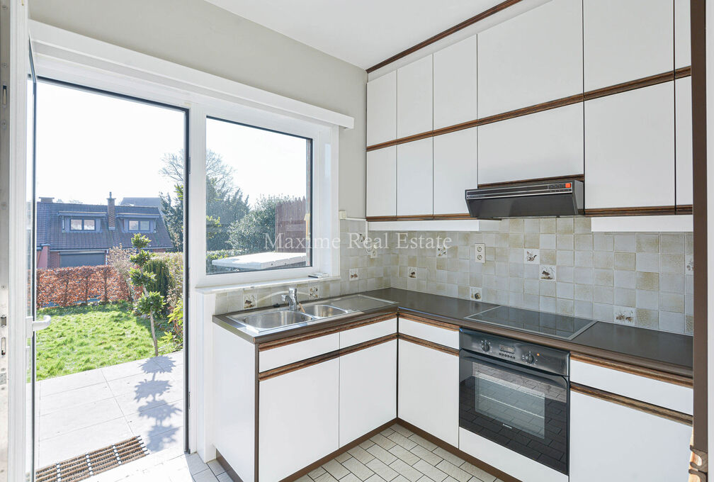 Maxime Real Estate presents a charming house in a quiet area (Chant d'Oiseau) near the parc of Woluwe.

It is centrally located near public transport, schools, shops and has an easy connection to the center of Brussels.

The bel-etage house (+/- 172m² ac