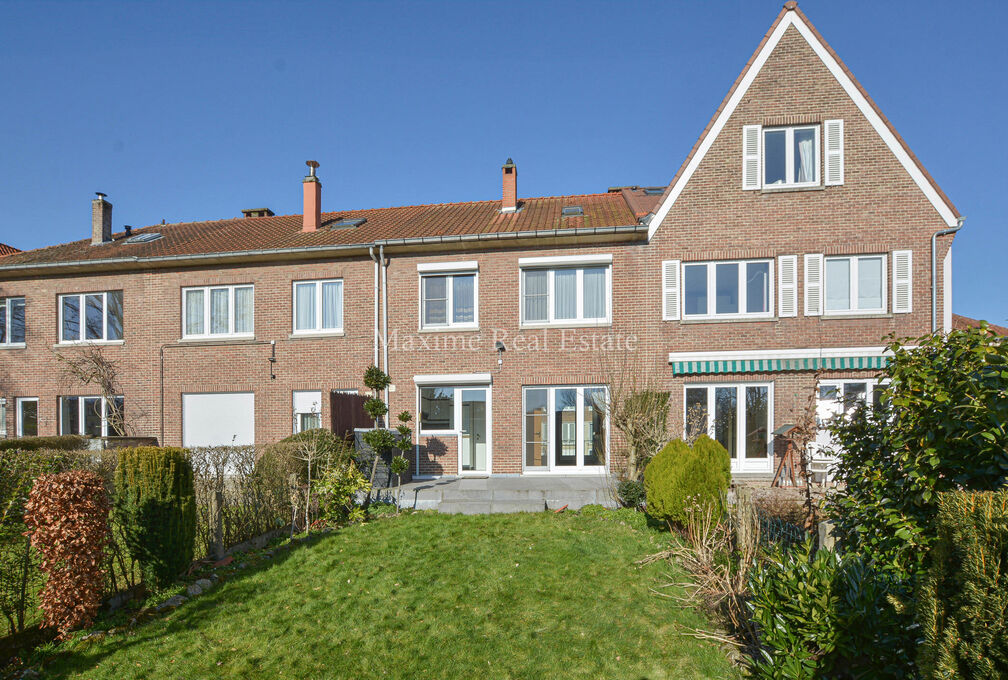 Maxime Real Estate presents a charming house in a quiet area (Chant d'Oiseau) near the parc of Woluwe.

It is centrally located near public transport, schools, shops and has an easy connection to the center of Brussels.

The bel-etage house (+/- 172m² ac