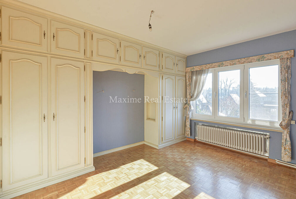 Maxime Real Estate presents a charming house in a quiet area (Chant d'Oiseau) near the parc of Woluwe.

It is centrally located near public transport, schools, shops and has an easy connection to the center of Brussels.

The bel-etage house (+/- 172m² ac