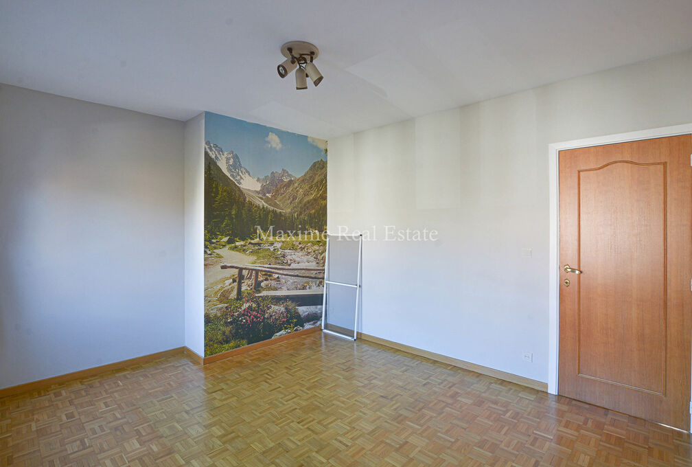Maxime Real Estate presents a charming house in a quiet area (Chant d'Oiseau) near the parc of Woluwe.

It is centrally located near public transport, schools, shops and has an easy connection to the center of Brussels.

The bel-etage house (+/- 172m² ac