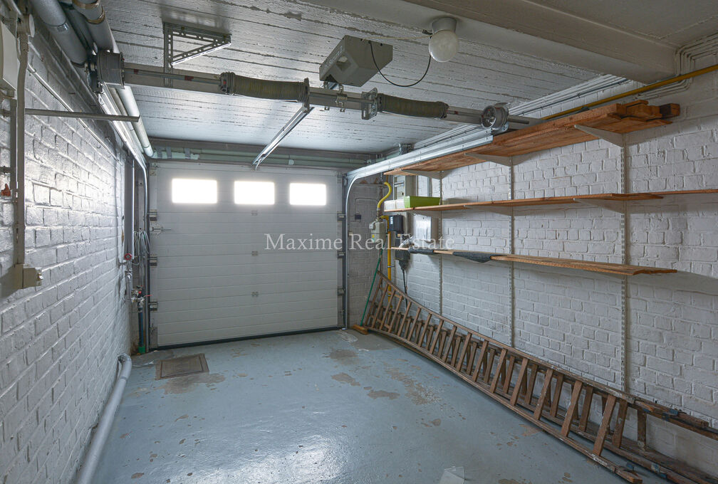 Maxime Real Estate presents a charming house in a quiet area (Chant d'Oiseau) near the parc of Woluwe.

It is centrally located near public transport, schools, shops and has an easy connection to the center of Brussels.

The bel-etage house (+/- 172m² ac