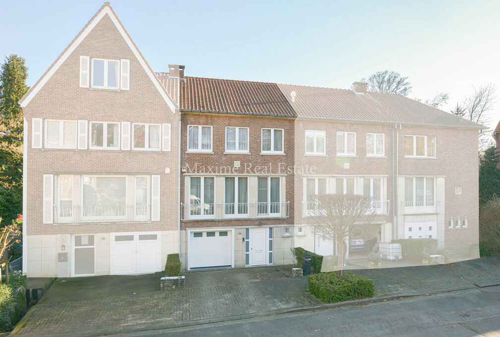 Maxime Real Estate stelt een charmante woning voor in een rustige buurt (Vogelzang) nabij het park van Woluwe.

Deze is centraal gelegen nabij openbaar vervoer, scholen, winkels en heeft een makkelijke verbinding naar het centrum van Brussel.

De bel-etag
