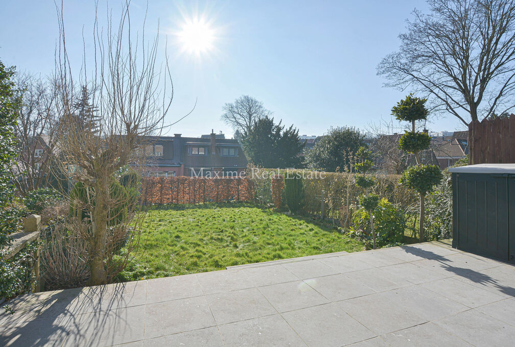 Maxime Real Estate stelt een charmante woning voor in een rustige buurt (Vogelzang) nabij het park van Woluwe.

Deze is centraal gelegen nabij openbaar vervoer, scholen, winkels en heeft een makkelijke verbinding naar het centrum van Brussel.

De bel-etag