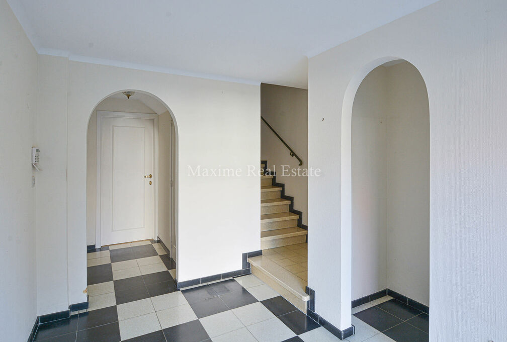 Maxime Real Estate stelt een charmante woning voor in een rustige buurt (Vogelzang) nabij het park van Woluwe.

Deze is centraal gelegen nabij openbaar vervoer, scholen, winkels en heeft een makkelijke verbinding naar het centrum van Brussel.

De bel-etag