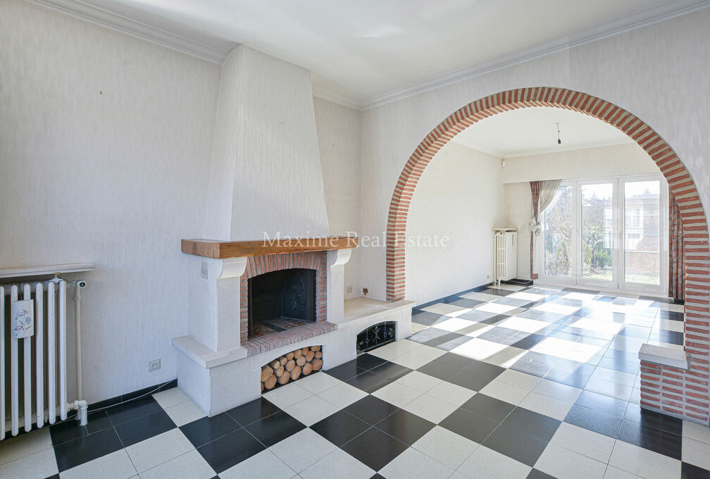 Maxime Real Estate stelt een charmante woning voor in een rustige buurt (Vogelzang) nabij het park van Woluwe.

Deze is centraal gelegen nabij openbaar vervoer, scholen, winkels en heeft een makkelijke verbinding naar het centrum van Brussel.

De bel-etag