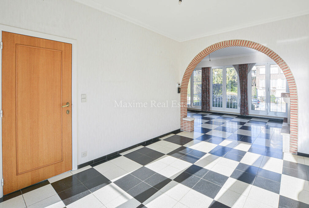 Maxime Real Estate stelt een charmante woning voor in een rustige buurt (Vogelzang) nabij het park van Woluwe.

Deze is centraal gelegen nabij openbaar vervoer, scholen, winkels en heeft een makkelijke verbinding naar het centrum van Brussel.

De bel-etag