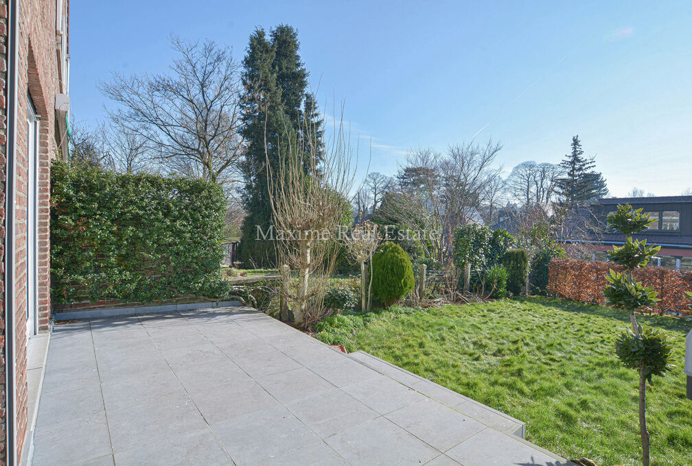 Maxime Real Estate stelt een charmante woning voor in een rustige buurt (Vogelzang) nabij het park van Woluwe.

Deze is centraal gelegen nabij openbaar vervoer, scholen, winkels en heeft een makkelijke verbinding naar het centrum van Brussel.

De bel-etag