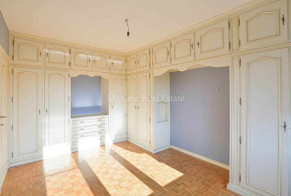 Maxime Real Estate stelt een charmante woning voor in een rustige buurt (Vogelzang) nabij het park van Woluwe.

Deze is centraal gelegen nabij openbaar vervoer, scholen, winkels en heeft een makkelijke verbinding naar het centrum van Brussel.

De bel-etag