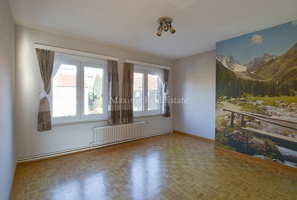 Maxime Real Estate stelt een charmante woning voor in een rustige buurt (Vogelzang) nabij het park van Woluwe.

Deze is centraal gelegen nabij openbaar vervoer, scholen, winkels en heeft een makkelijke verbinding naar het centrum van Brussel.

De bel-etag