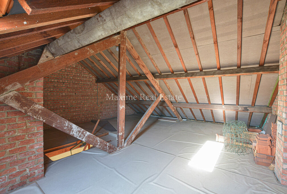 Maxime Real Estate stelt een charmante woning voor in een rustige buurt (Vogelzang) nabij het park van Woluwe.

Deze is centraal gelegen nabij openbaar vervoer, scholen, winkels en heeft een makkelijke verbinding naar het centrum van Brussel.

De bel-etag
