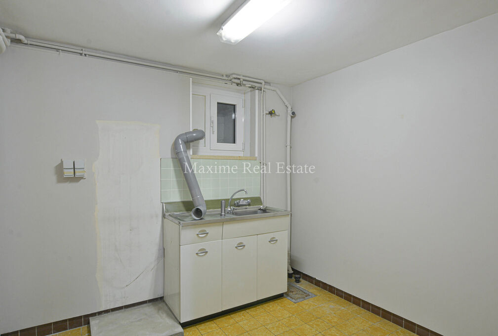 Maxime Real Estate stelt een charmante woning voor in een rustige buurt (Vogelzang) nabij het park van Woluwe.

Deze is centraal gelegen nabij openbaar vervoer, scholen, winkels en heeft een makkelijke verbinding naar het centrum van Brussel.

De bel-etag