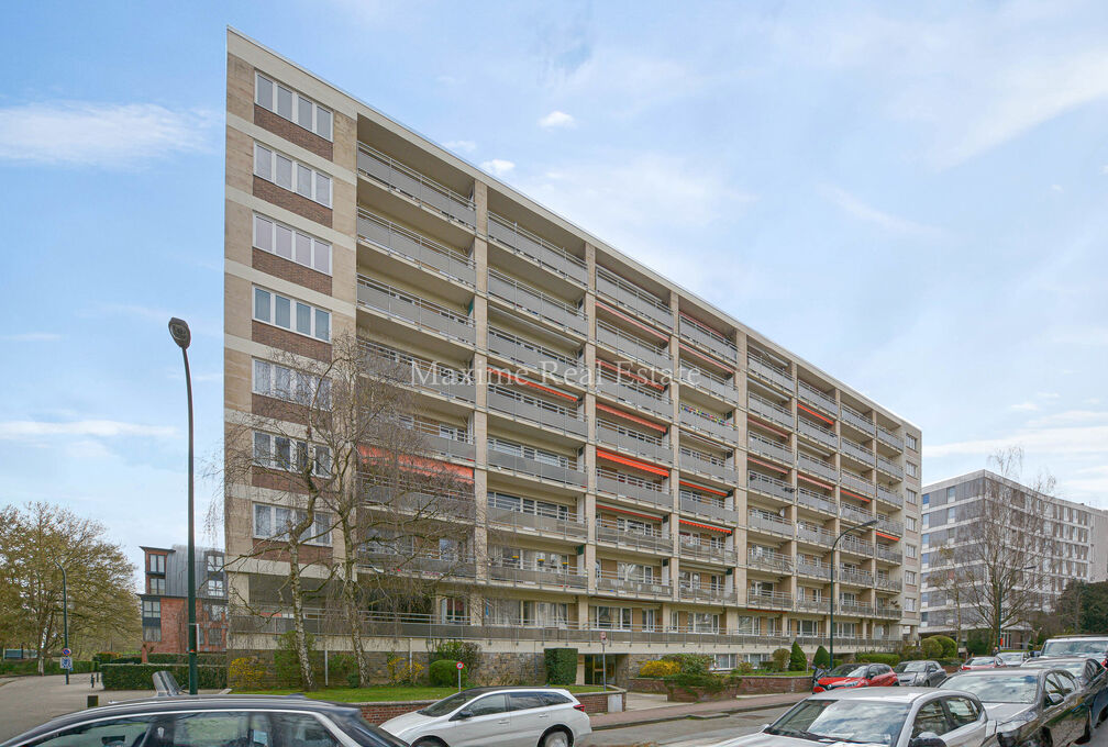 Maxime Real Estate vous propose un studio bien entretenu.

Idéalement situé entre le Stade Fallon et Stockel, à proximité des transports en commun, écoles, commerces, ...

Ce joli studio de +/-33m² (selon PEB) se trouve au 7e et dernier étage, et s