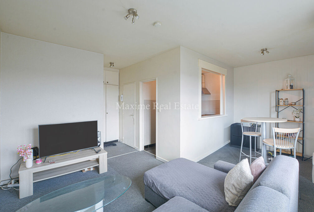 Maxime Real Estate vous propose un studio bien entretenu.

Idéalement situé entre le Stade Fallon et Stockel, à proximité des transports en commun, écoles, commerces, ...

Ce joli studio de +/-33m² (selon PEB) se trouve au 7e et dernier étage, et s