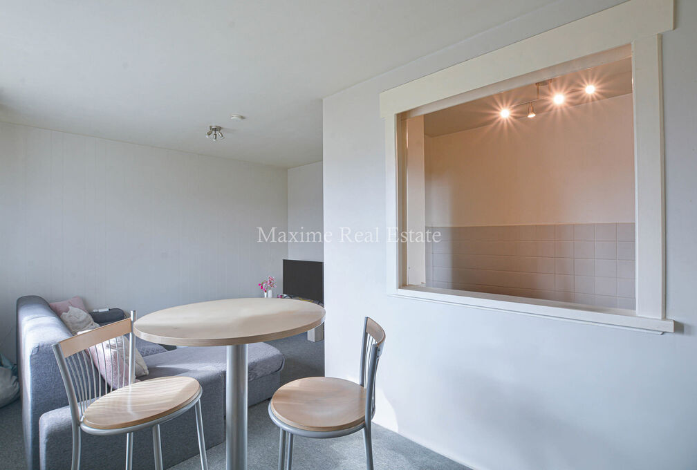 Maxime Real Estate vous propose un studio bien entretenu.

Idéalement situé entre le Stade Fallon et Stockel, à proximité des transports en commun, écoles, commerces, ...

Ce joli studio de +/-33m² (selon PEB) se trouve au 7e et dernier étage, et s