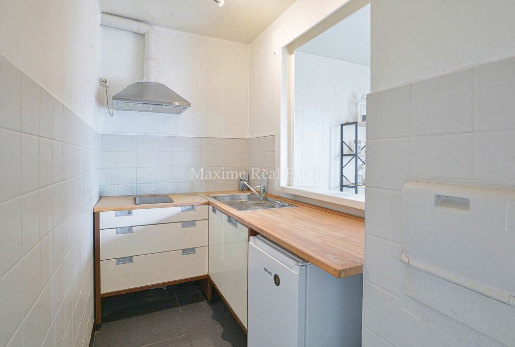 Maxime Real Estate vous propose un studio bien entretenu.

Idéalement situé entre le Stade Fallon et Stockel, à proximité des transports en commun, écoles, commerces, ...

Ce joli studio de +/-33m² (selon PEB) se trouve au 7e et dernier étage, et s