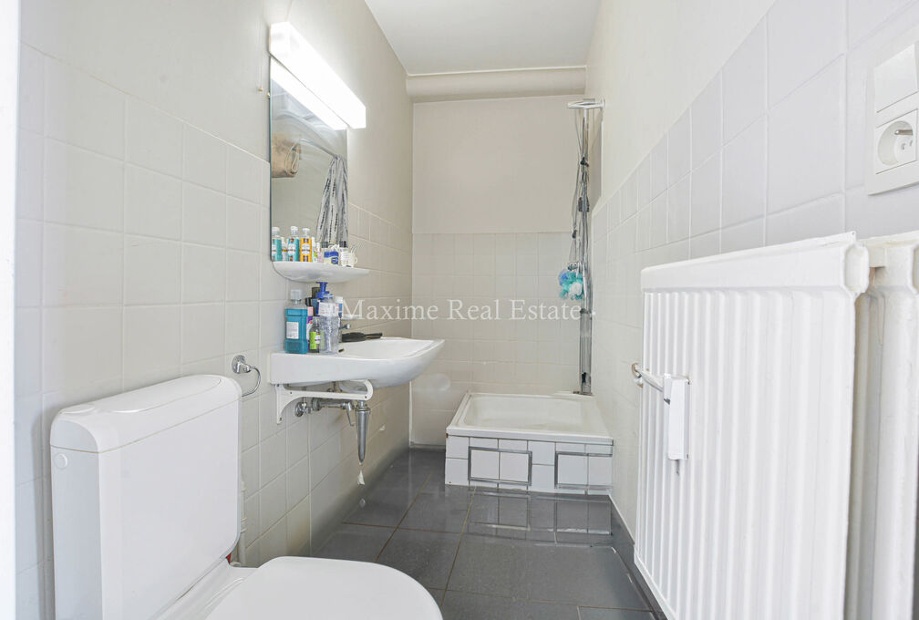 Maxime Real Estate vous propose un studio bien entretenu.

Idéalement situé entre le Stade Fallon et Stockel, à proximité des transports en commun, écoles, commerces, ...

Ce joli studio de +/-33m² (selon PEB) se trouve au 7e et dernier étage, et s