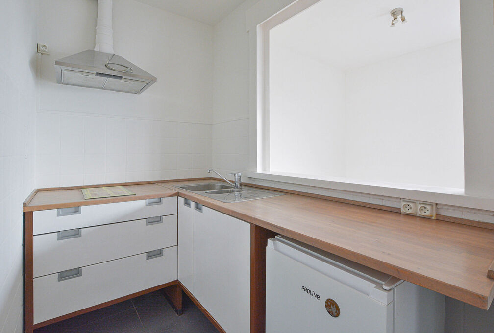 Maxime Real Estate vous propose un studio bien entretenu.

Id&eacute;alement situ&eacute; entre le Stade Fallon et Stockel, &agrave; proximit&eacute; des transports en commun, &eacute;coles, commerces, ...

Ce joli studio de +/-33m&sup2; (selon PEB) se trouve au 7e et dernier &eacute;tage, et s