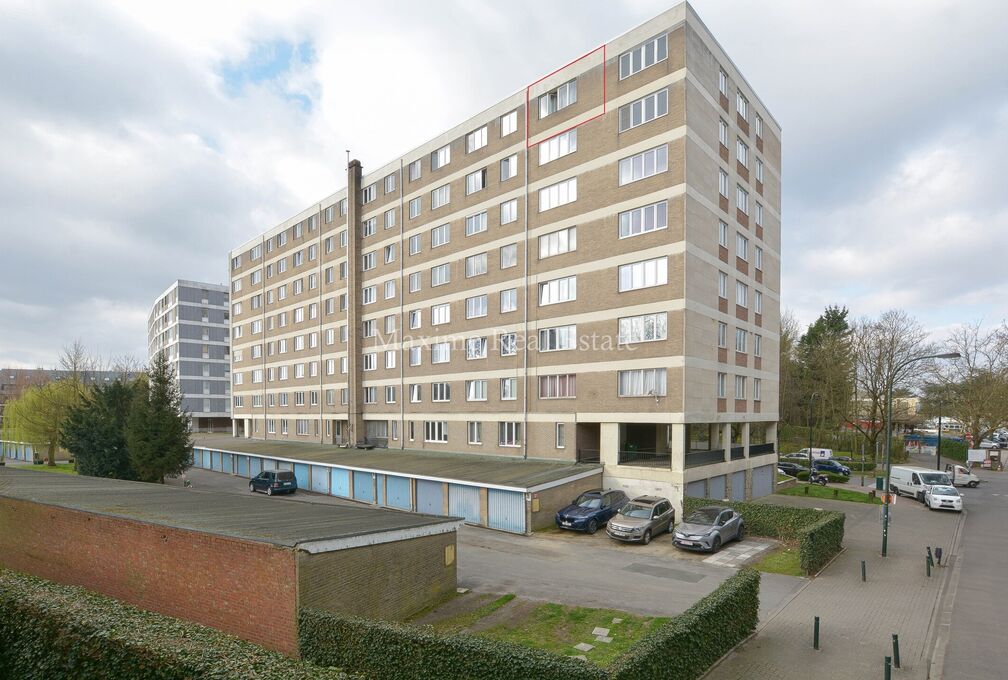 Maxime Real Estate presents a well-maintained studio apartment.

Located between the Fallon Stadium/Stokkel area and close to public transportation, schools, shops, and more.

This charming studio of +/-33m&sup2; (according to the PEB) is located on the 7th a