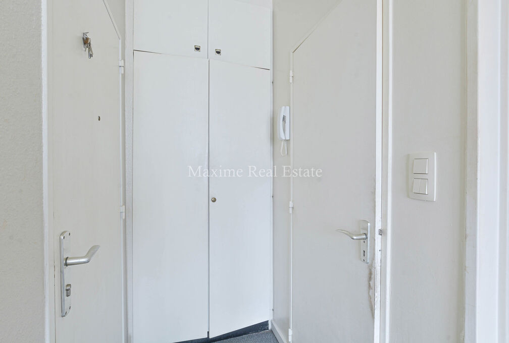 Maxime Real Estate stelt u een goed onderhouden studio voor.

Gelegen tussen het Fallon-stadion/Stokkel en nabij openbaar vervoer, scholen, winkels,...

Deze mooie studio +/-33m² (volgens EPC) is gelegen op de 7e en laatste verdieping en is samengesteld 