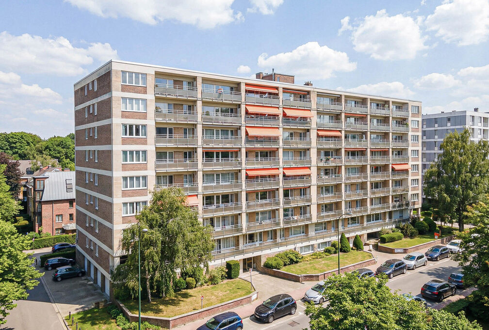 Maxime Real Estate stelt u een goed onderhouden studio voor.

Gelegen tussen het Fallon-stadion/Stokkel en nabij openbaar vervoer, scholen, winkels,...

Deze mooie studio +/-33m&sup2; (volgens EPC) is gelegen op de 7e en laatste verdieping en is samengesteld 