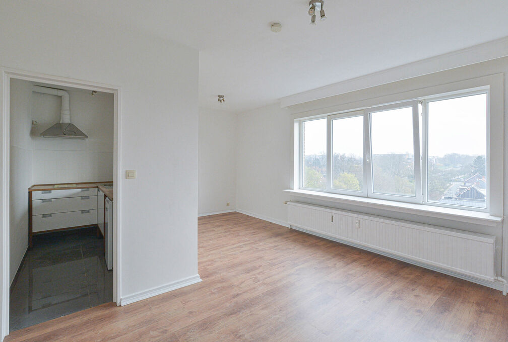 Maxime Real Estate stelt u een goed onderhouden studio voor.

Gelegen tussen het Fallon-stadion/Stokkel en nabij openbaar vervoer, scholen, winkels,...

Deze mooie studio +/-33m&sup2; (volgens EPC) is gelegen op de 7e en laatste verdieping en is samengesteld 