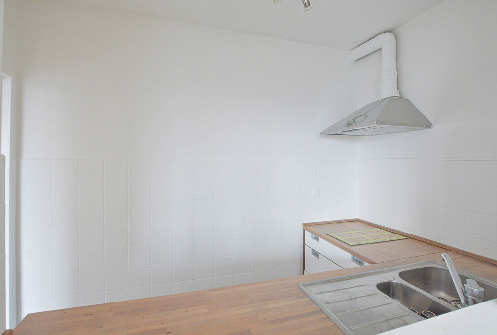 Maxime Real Estate stelt u een goed onderhouden studio voor.

Gelegen tussen het Fallon-stadion/Stokkel en nabij openbaar vervoer, scholen, winkels,...

Deze mooie studio +/-33m&sup2; (volgens EPC) is gelegen op de 7e en laatste verdieping en is samengesteld 