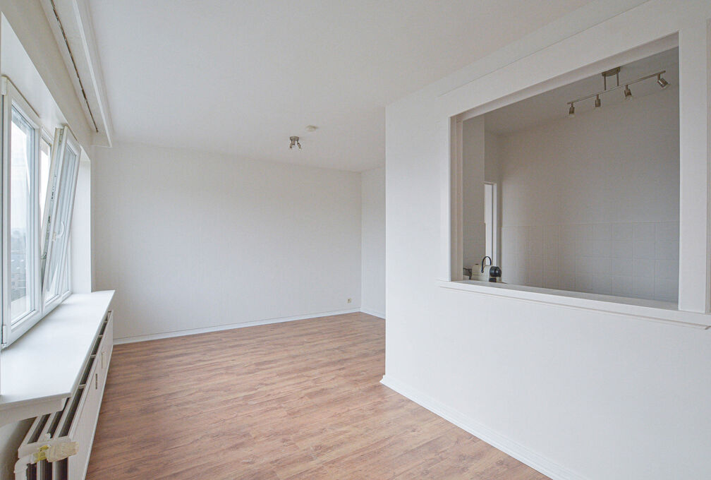 Maxime Real Estate stelt u een goed onderhouden studio voor.

Gelegen tussen het Fallon-stadion/Stokkel en nabij openbaar vervoer, scholen, winkels,...

Deze mooie studio +/-33m&sup2; (volgens EPC) is gelegen op de 7e en laatste verdieping en is samengesteld 