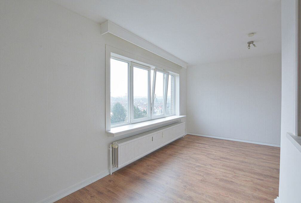 Maxime Real Estate stelt u een goed onderhouden studio voor.

Gelegen tussen het Fallon-stadion/Stokkel en nabij openbaar vervoer, scholen, winkels,...

Deze mooie studio +/-33m&sup2; (volgens EPC) is gelegen op de 7e en laatste verdieping en is samengesteld 