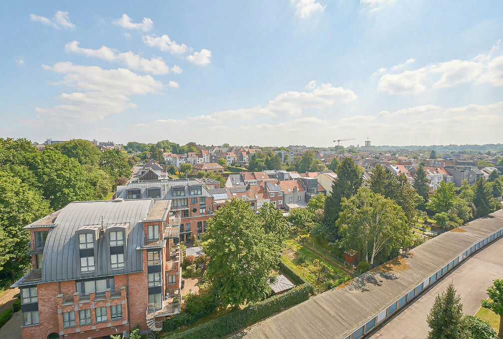 Maxime Real Estate stelt u een goed onderhouden studio voor.

Gelegen tussen het Fallon-stadion/Stokkel en nabij openbaar vervoer, scholen, winkels,...

Deze mooie studio +/-33m&sup2; (volgens EPC) is gelegen op de 7e en laatste verdieping en is samengesteld 