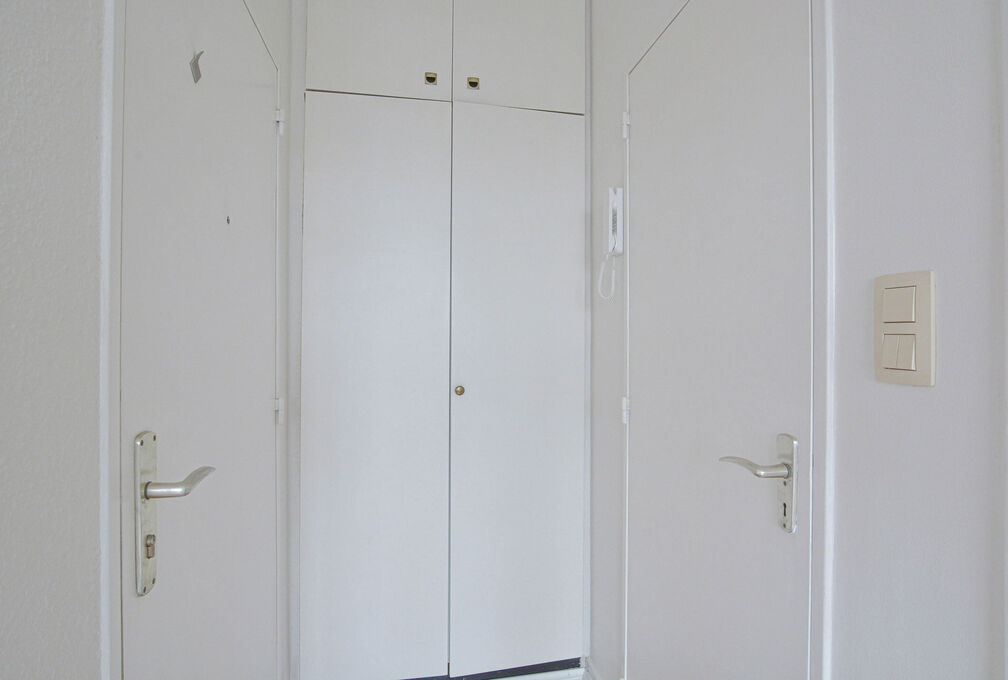 Maxime Real Estate stelt u een goed onderhouden studio voor.

Gelegen tussen het Fallon-stadion/Stokkel en nabij openbaar vervoer, scholen, winkels,...

Deze mooie studio +/-33m&sup2; (volgens EPC) is gelegen op de 7e en laatste verdieping en is samengesteld 