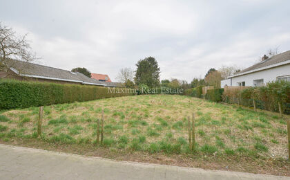Maxime Real Estate offers a rare building plot in a residential area near public transport (tram-bus), schools and the new town hall.

This beautiful south-facing building plot (confirmed by urban planning certificate) with a surface area of ​​7 a 85 