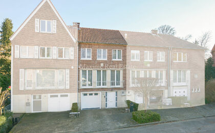 Maxime Real Estate stelt een charmante woning voor in een rustige buurt (Vogelzang) nabij het park van Woluwe.

Deze is centraal gelegen nabij openbaar vervoer, scholen, winkels en heeft een makkelijke verbinding naar het centrum van Brussel.

De bel-etag